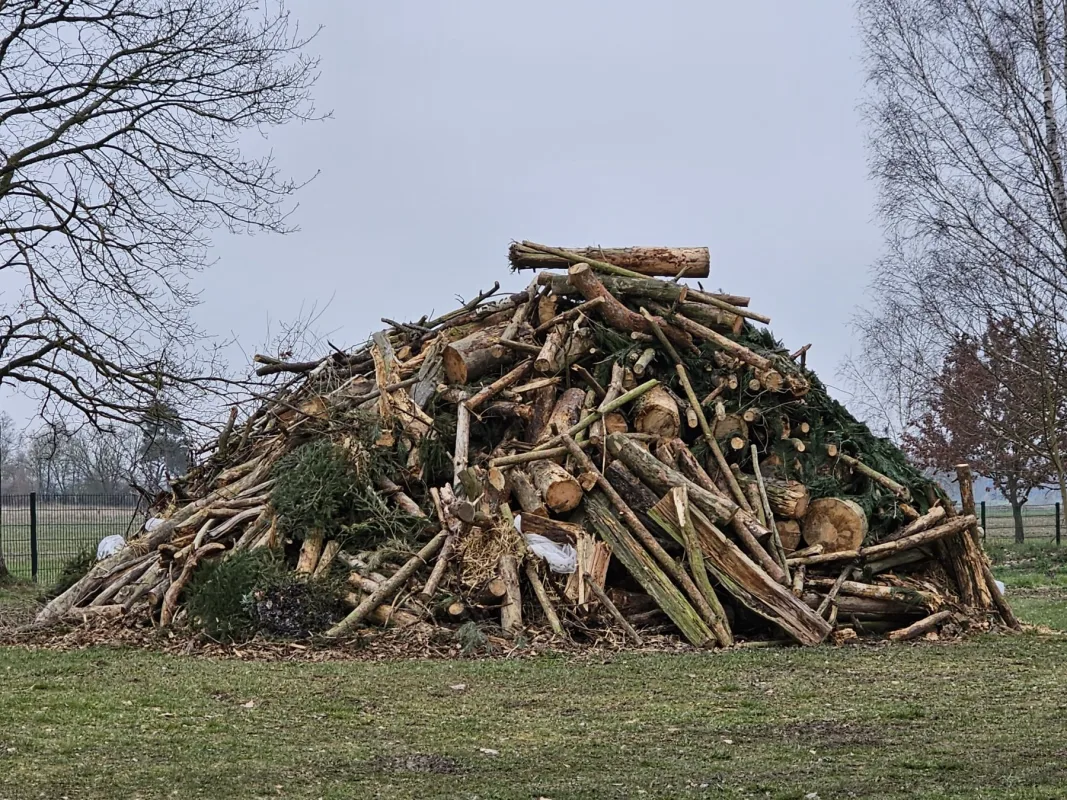Osterfeuer - Holzstapel vor dem Anzünden